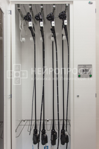 Шкаф для хранения эндоскопов, поддерживающий стерильность после мойки